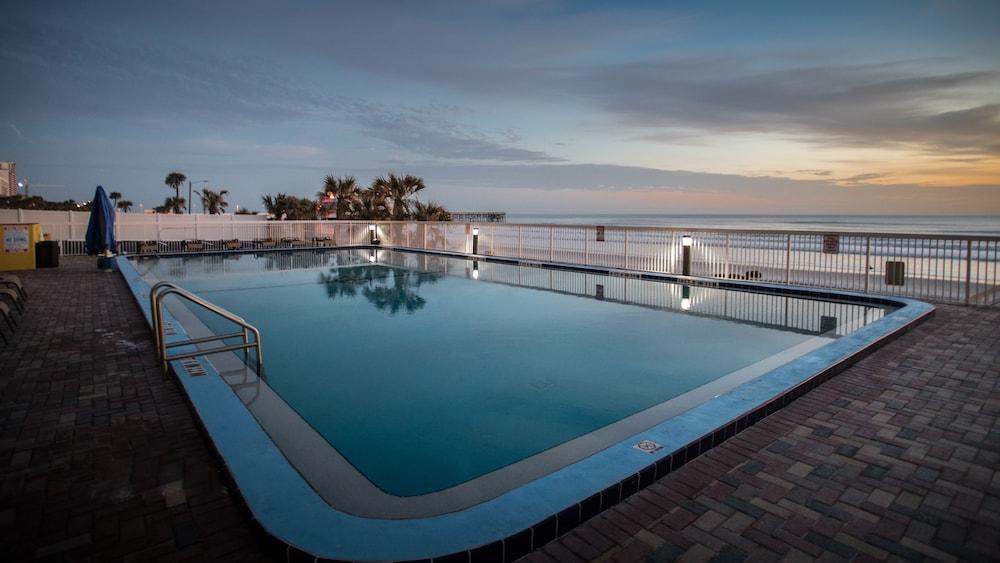 Comfort Inn & Suites Daytona Beach Oceanfront Bagian luar foto