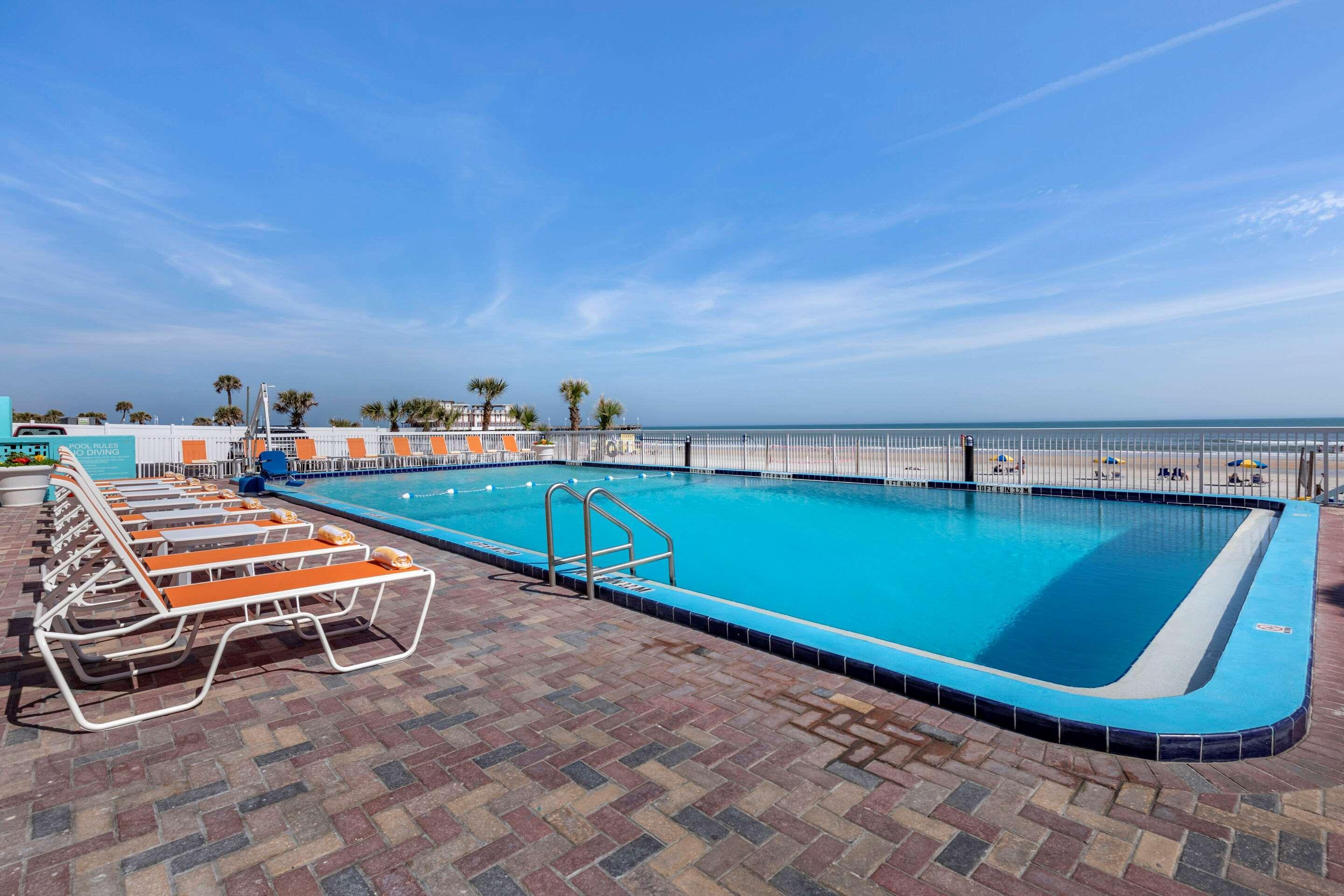 Comfort Inn & Suites Daytona Beach Oceanfront Bagian luar foto